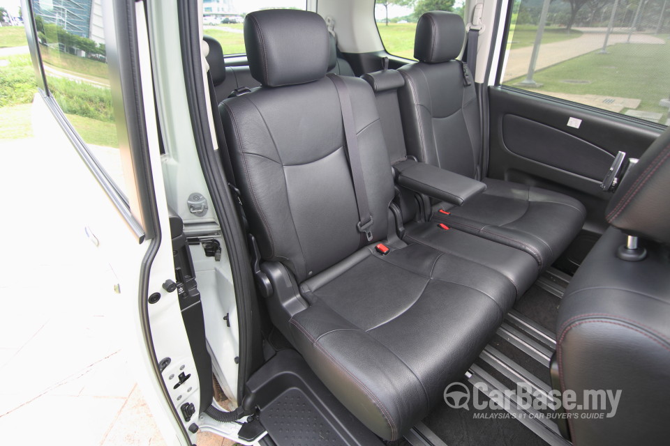 Nissan Serena S-Hybrid C26 (2013) Interior