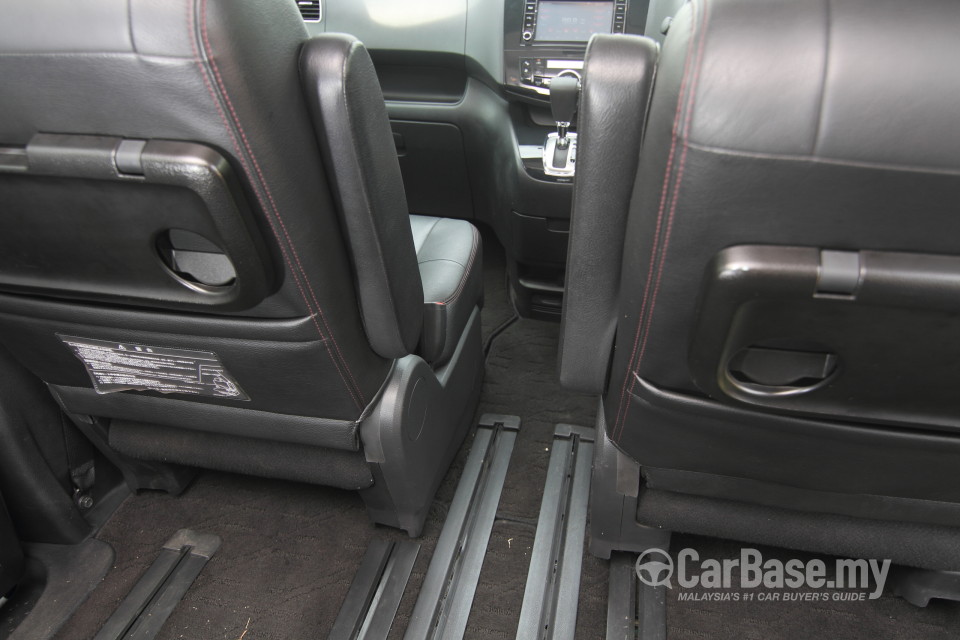 Nissan Serena S-Hybrid C26 (2013) Interior