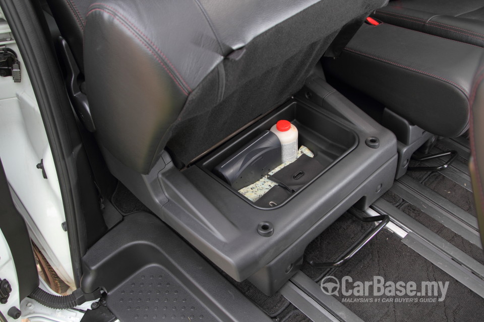Nissan Serena S-Hybrid C26 (2013) Interior