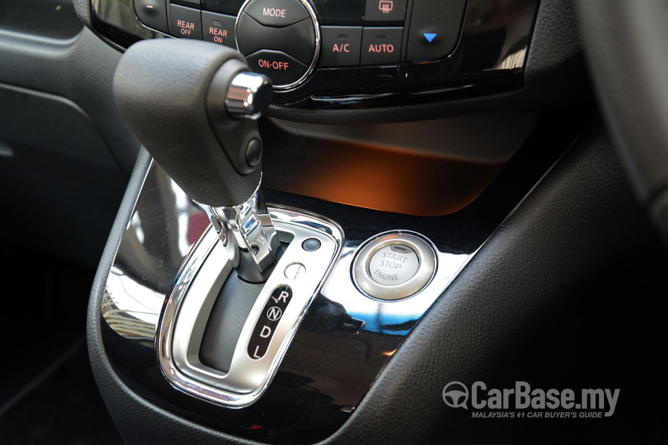 Nissan Serena S-Hybrid C26 Facelift (2014) Interior