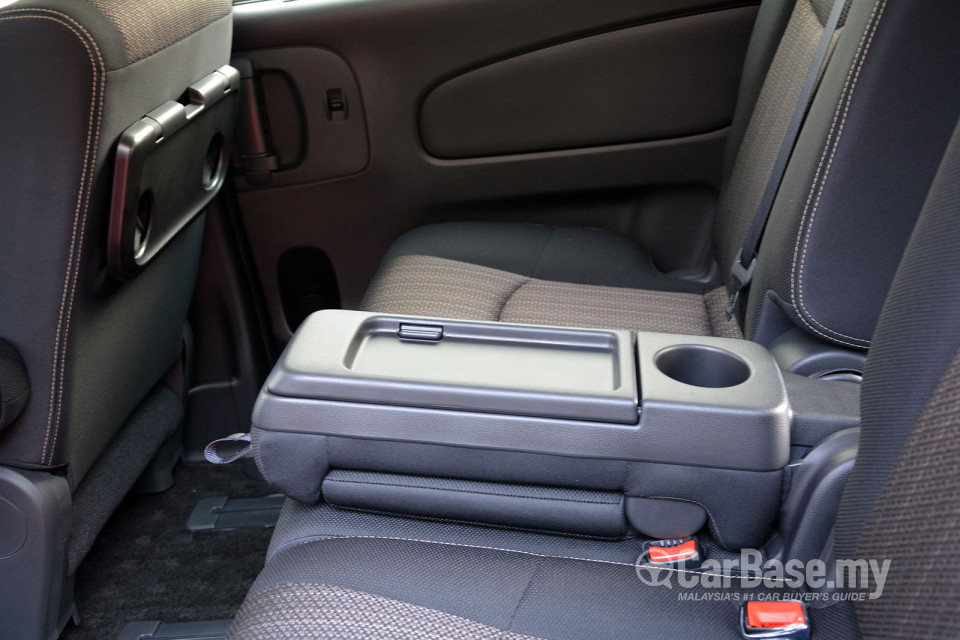 Nissan Serena S-Hybrid C26 Facelift (2014) Interior