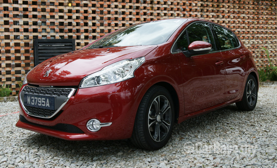 Peugeot 208 Mk1 (2013) Exterior