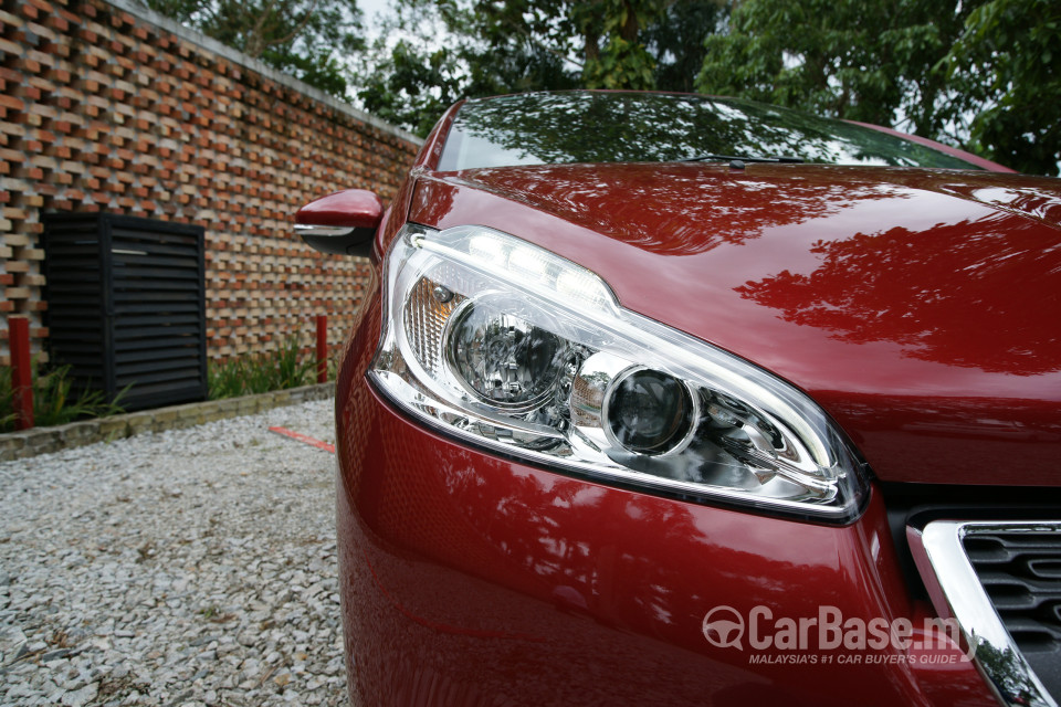 Peugeot 208 Mk1 (2013) Exterior
