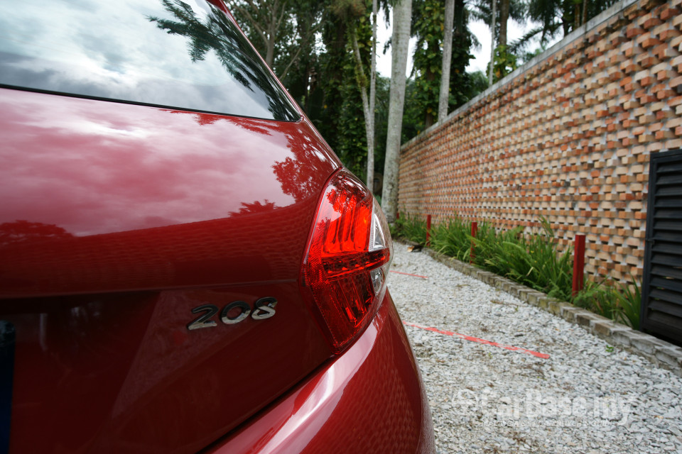 Peugeot 208 Mk1 (2013) Exterior