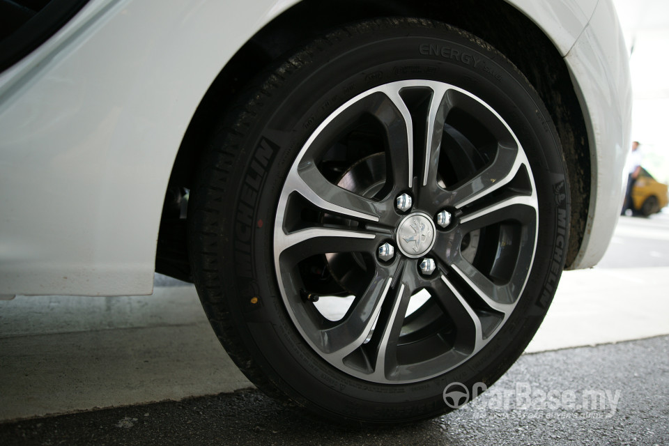 Peugeot 208 Mk1 (2013) Exterior