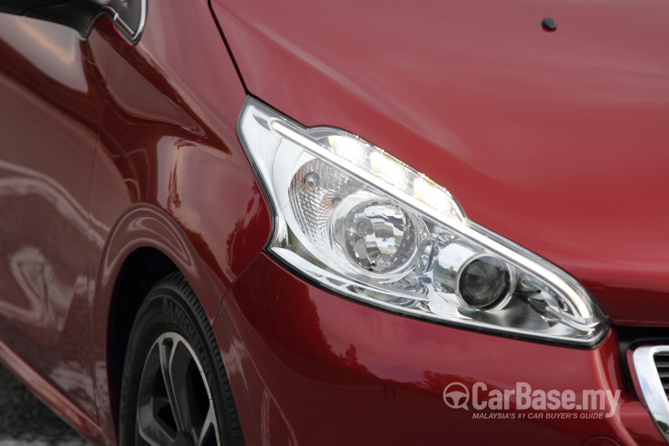 Peugeot 208 Mk1 (2013) Exterior