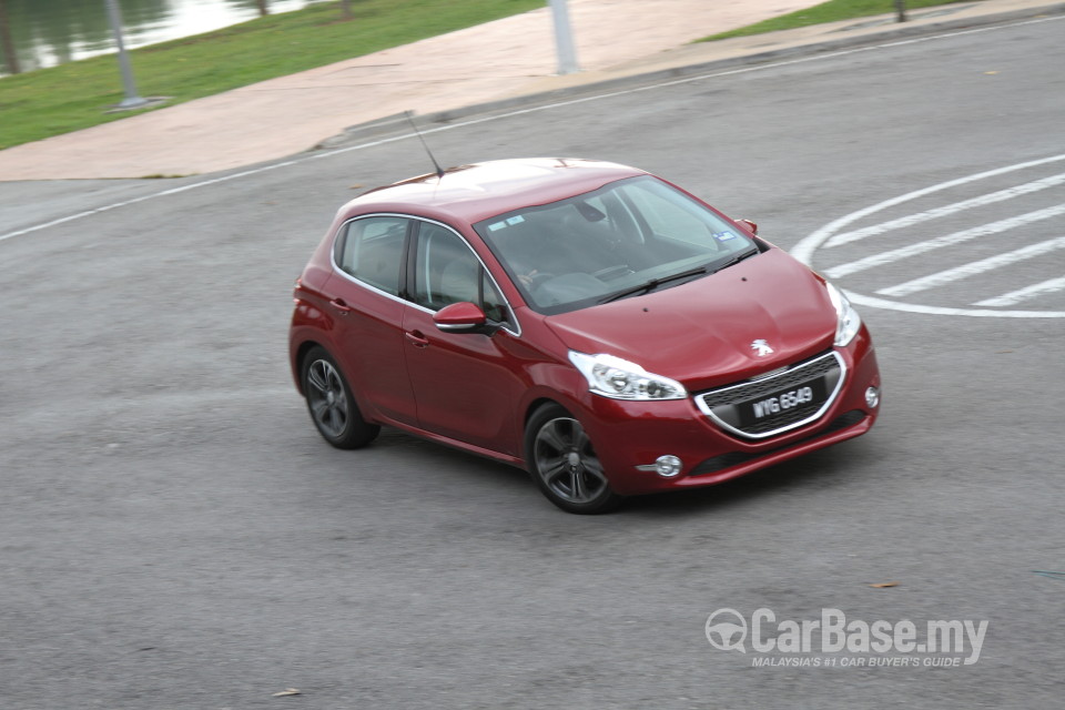 Peugeot 208 Mk1 (2013) Exterior