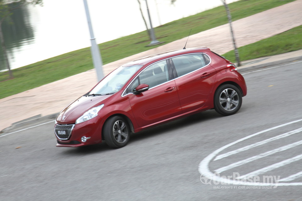 Peugeot 208 Mk1 (2013) Exterior