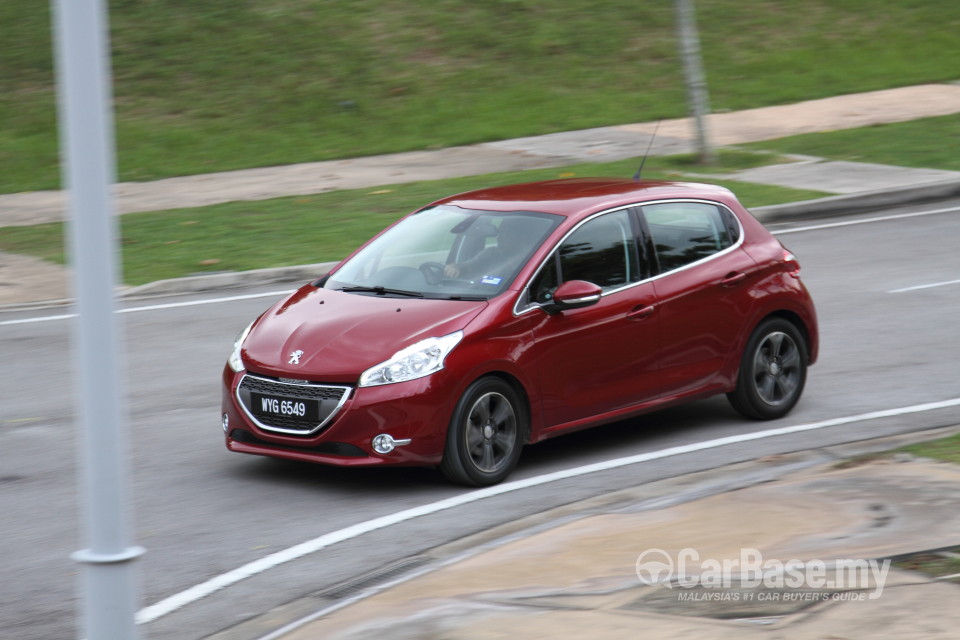 Peugeot 208 Mk1 (2013) Exterior