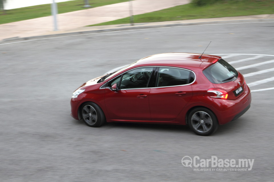 Peugeot 208 Mk1 (2013) Exterior