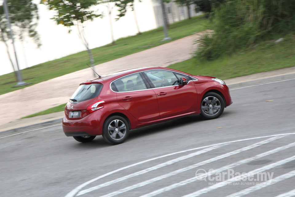 Peugeot 208 Mk1 (2013) Exterior