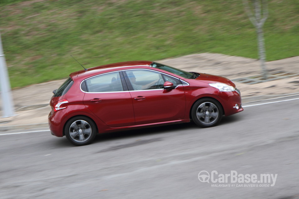 Peugeot 208 Mk1 (2013) Exterior