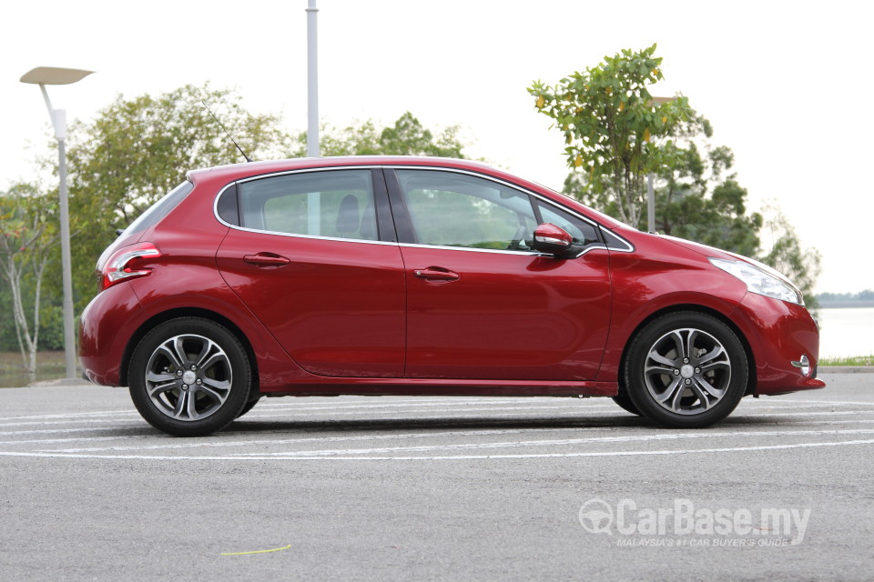 Peugeot 208 Mk1 (2013) Exterior