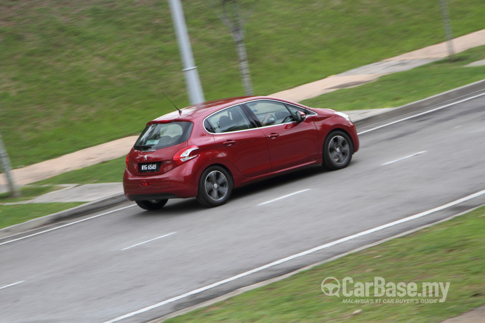 Peugeot 208 Mk1 (2013) Exterior