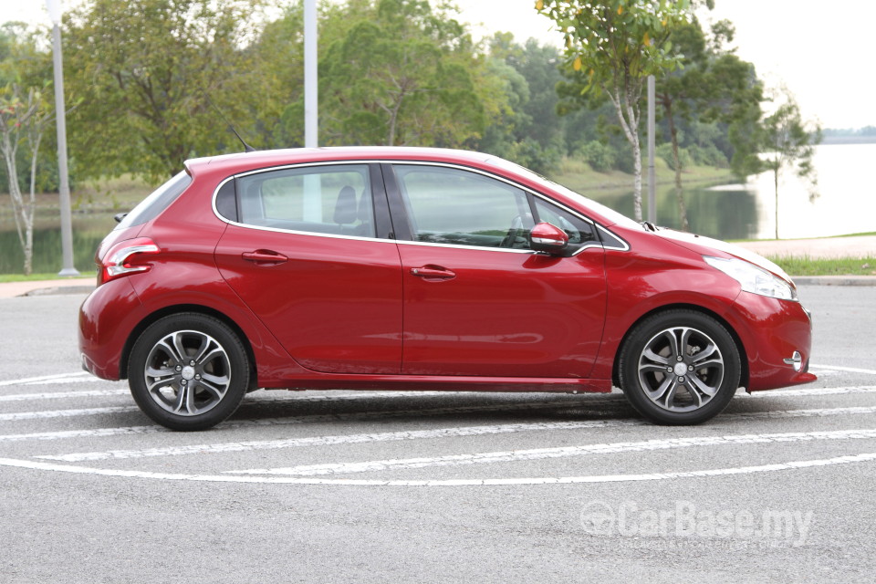 Peugeot 208 Mk1 (2013) Exterior