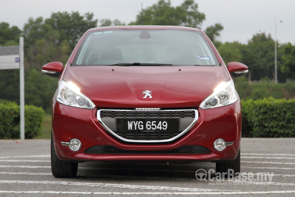 Peugeot 208 Mk1 (2013) Exterior