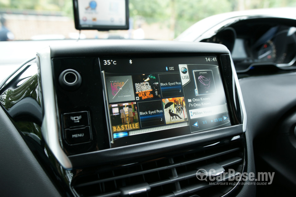 Peugeot 208 Mk1 (2013) Interior