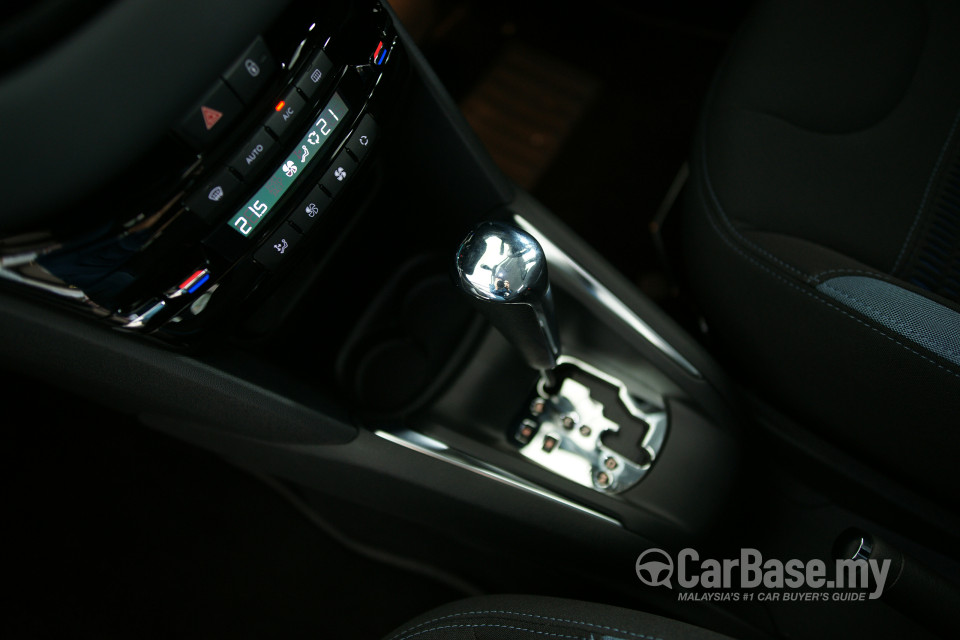 Peugeot 208 Mk1 (2013) Interior