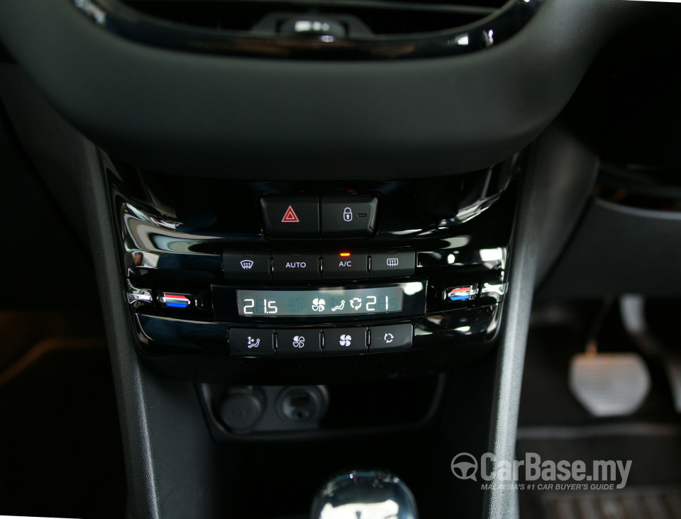 Peugeot 208 Mk1 (2013) Interior