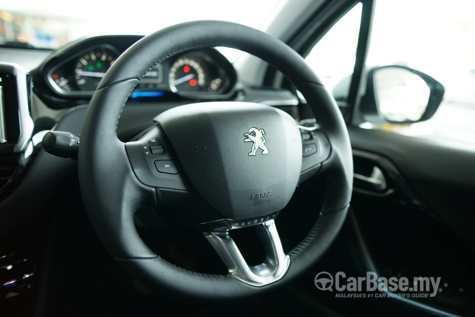 Peugeot 208 Mk1 (2013) Interior