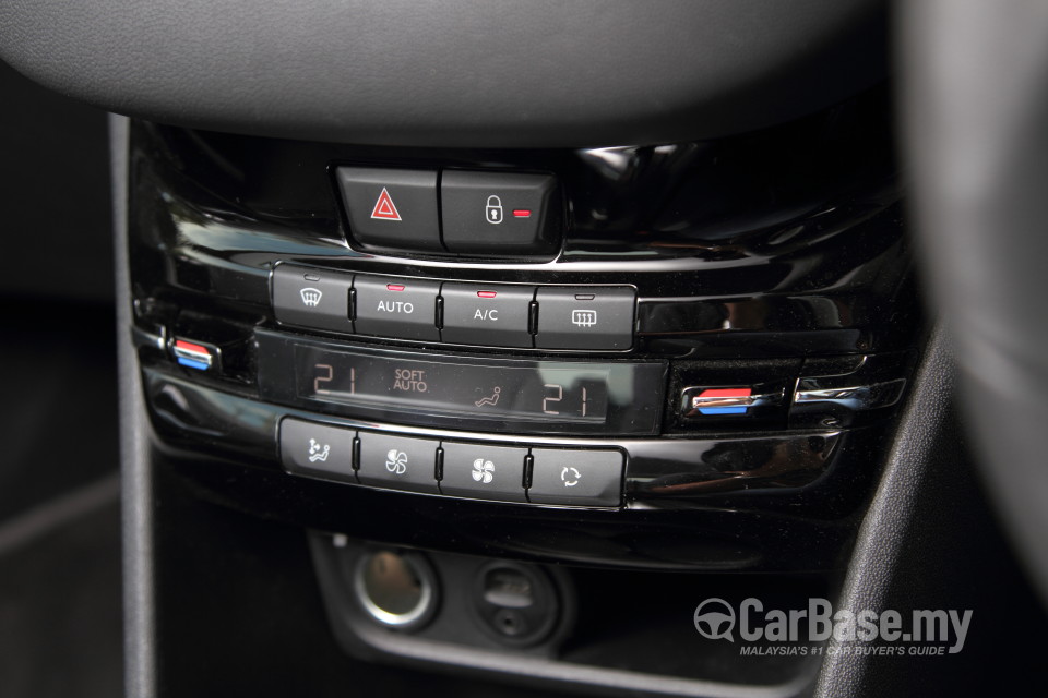 Peugeot 208 Mk1 (2013) Interior