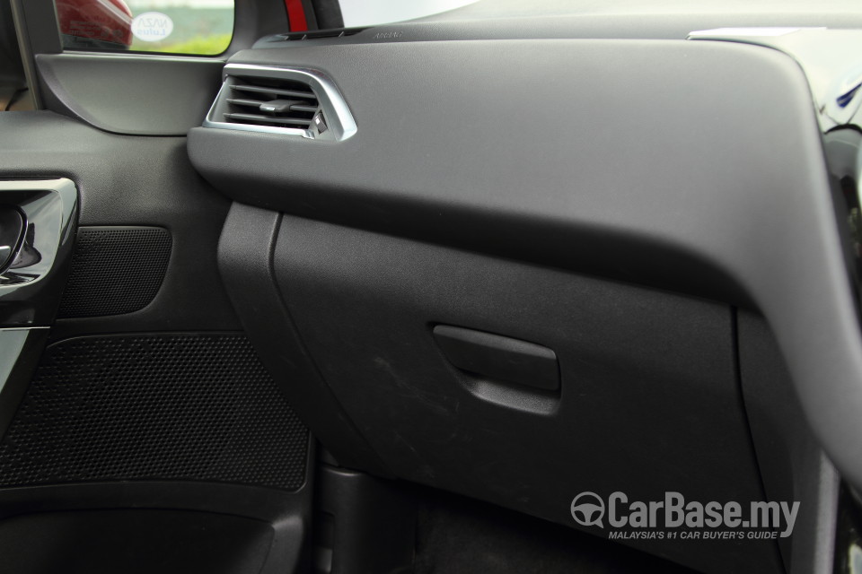 Peugeot 208 Mk1 (2013) Interior