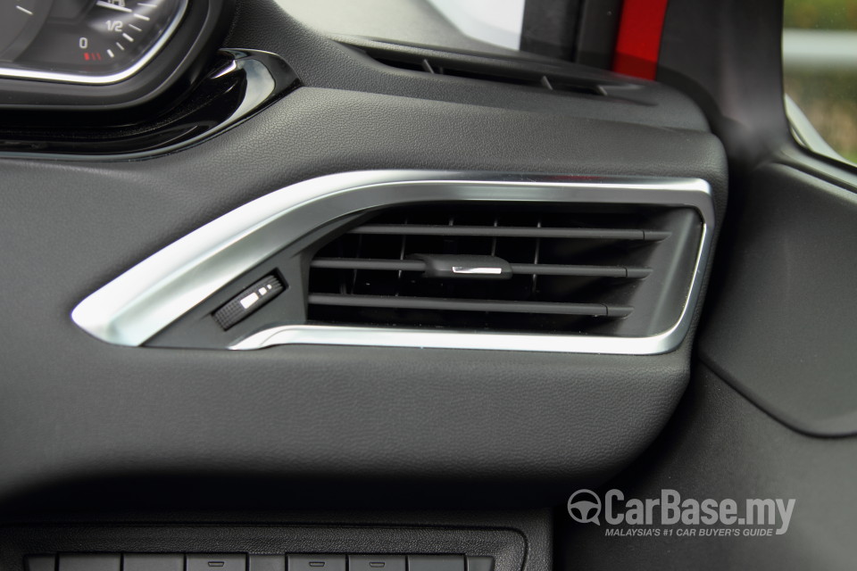 Peugeot 208 Mk1 (2013) Interior