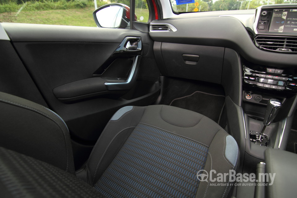 Peugeot 208 Mk1 (2013) Interior