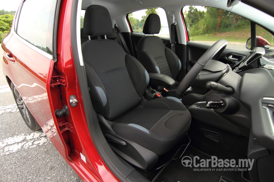 Peugeot 208 Mk1 (2013) Interior