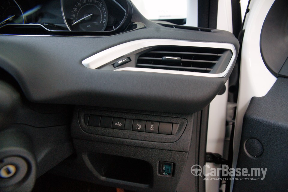 Peugeot 208 Mk1 (2013) Interior