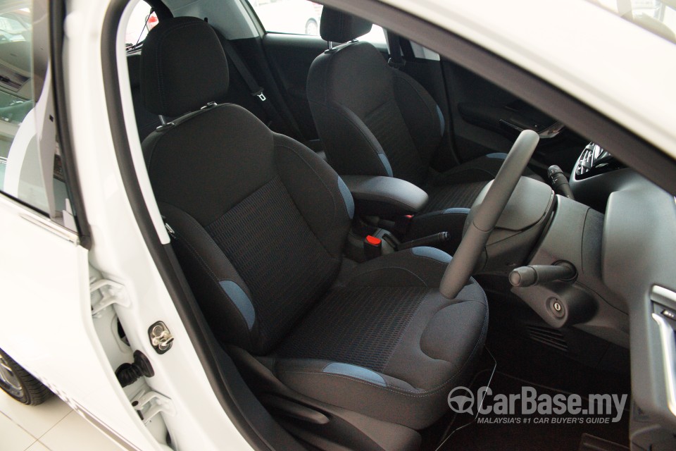Peugeot 208 Mk1 (2013) Interior