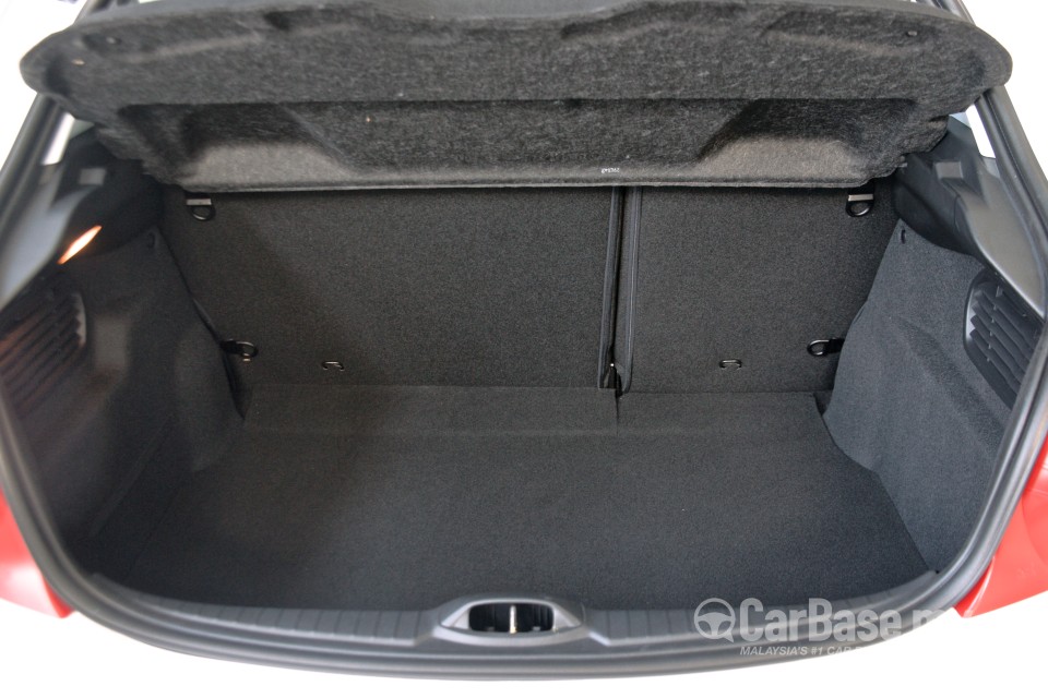 Peugeot 208 Mk1 (2013) Interior