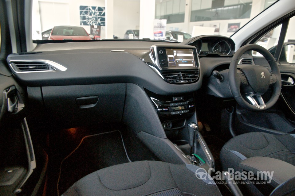 Peugeot 208 Mk1 (2013) Interior