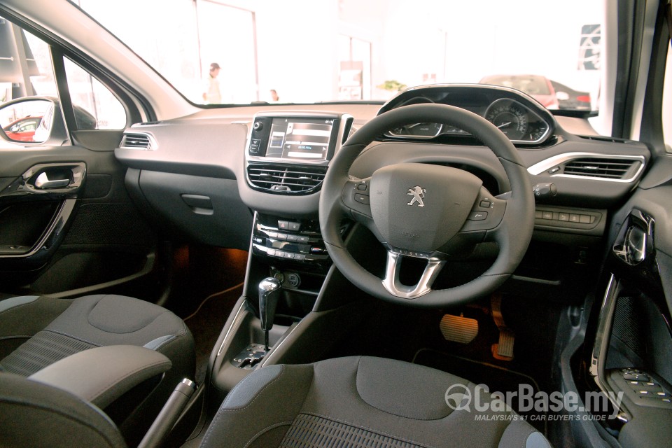 Peugeot 208 Mk1 (2013) Interior