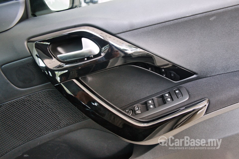 Peugeot 208 Mk1 (2013) Interior