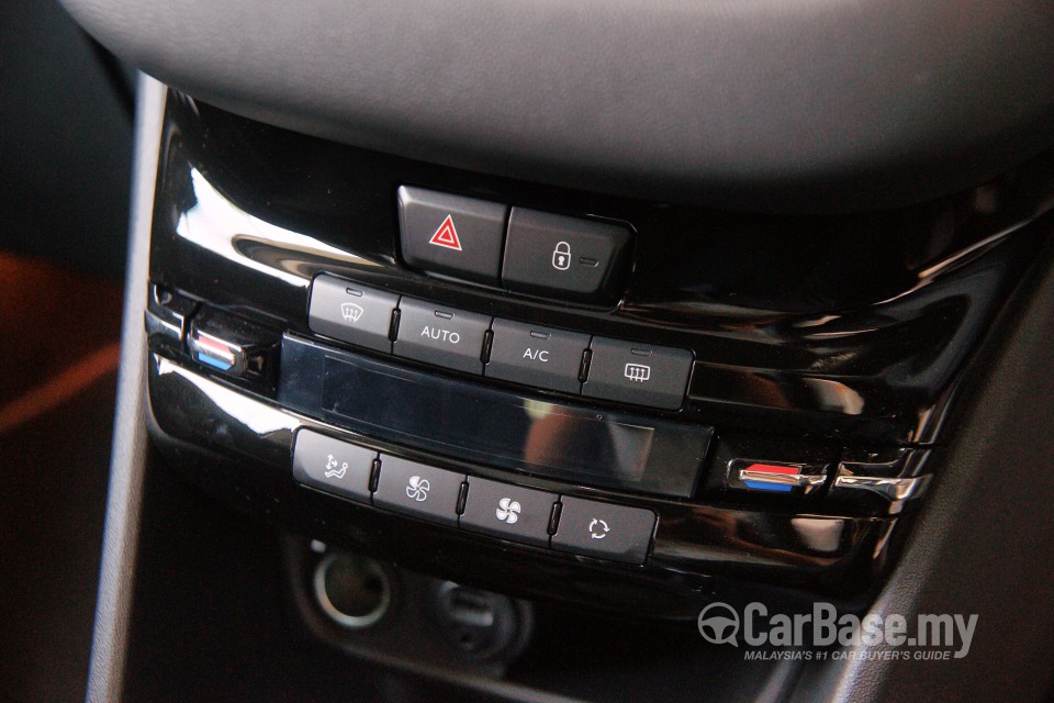 Peugeot 208 Mk1 (2013) Interior
