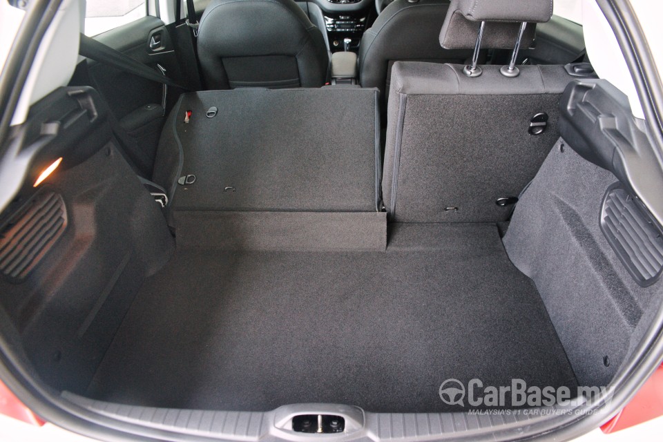 Peugeot 208 Mk1 (2013) Interior