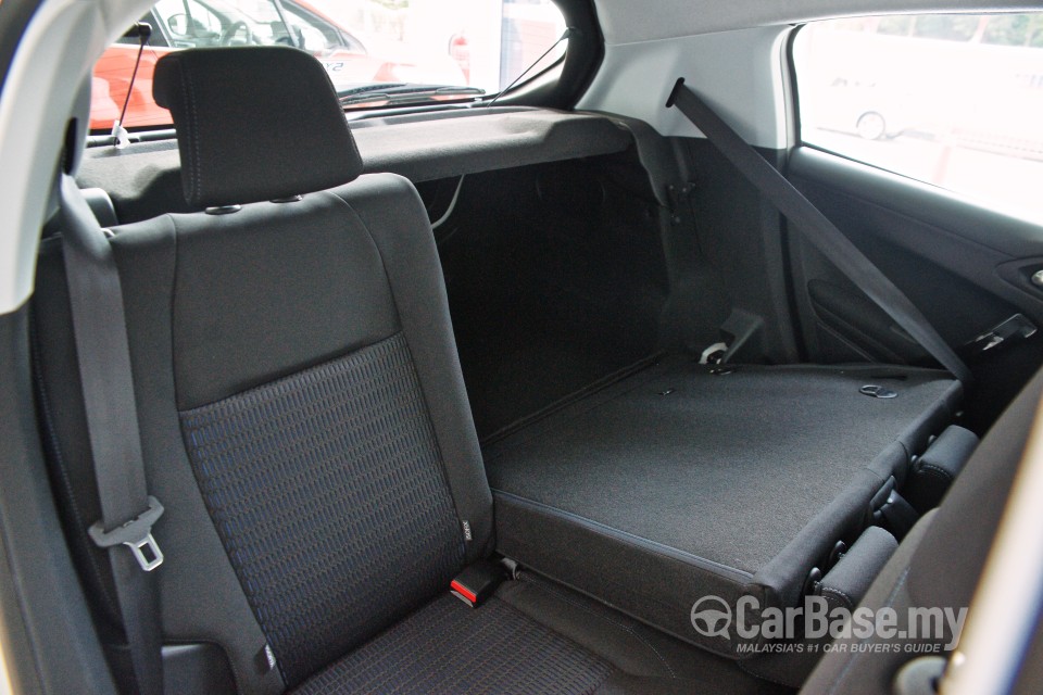 Peugeot 208 Mk1 (2013) Interior