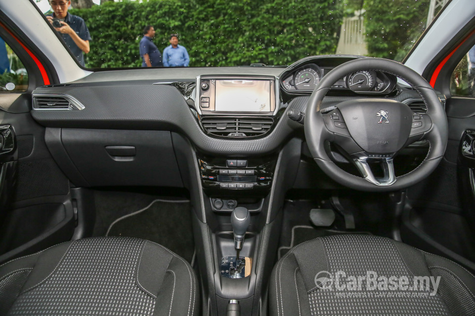 Peugeot 208 Mk1 Facelift (2017) Interior