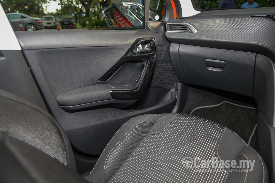 Peugeot 208 Mk1 Facelift (2017) Interior