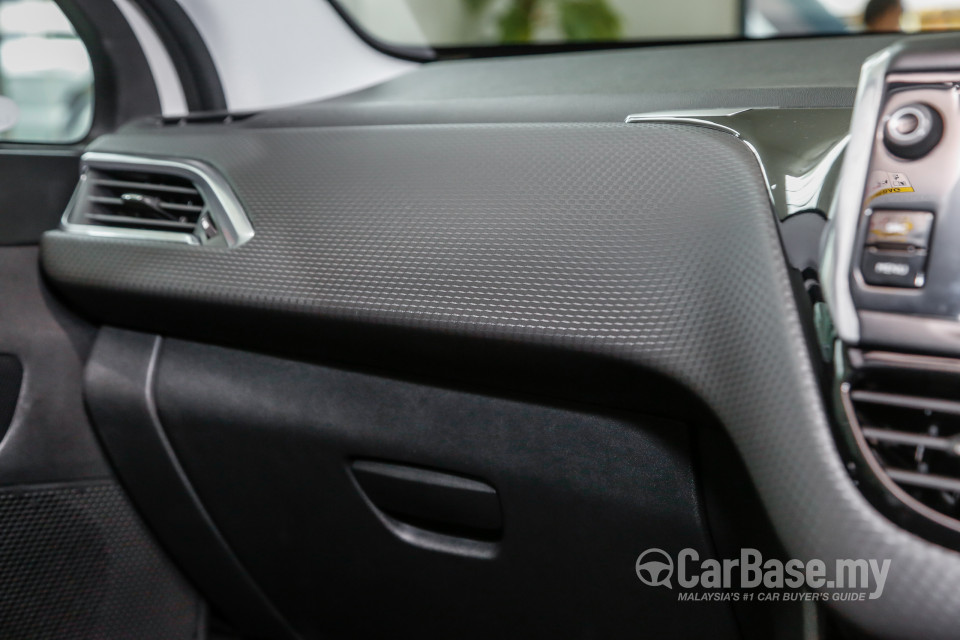 Peugeot 208 Mk1 Facelift (2017) Interior