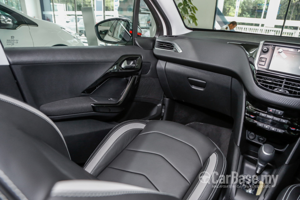 Peugeot 208 Mk1 Facelift (2017) Interior