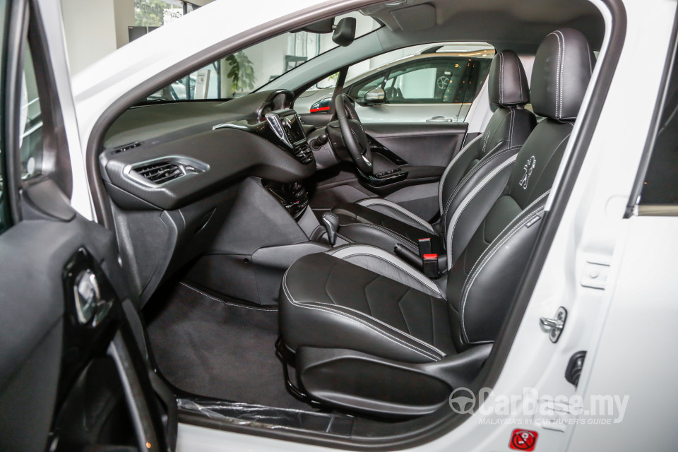 Peugeot 208 Mk1 Facelift (2017) Interior