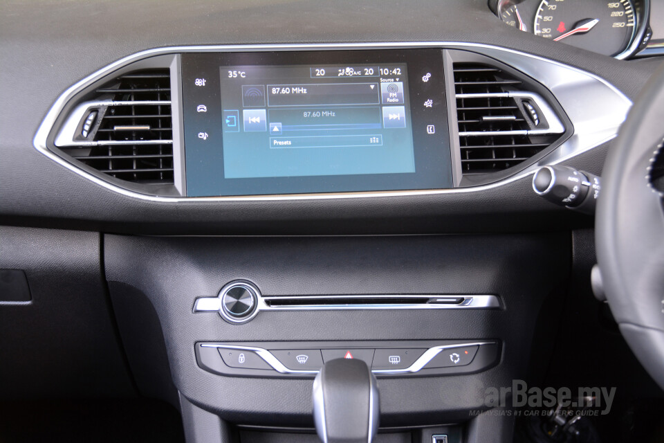 Toyota Innova AN140 (2016) Interior