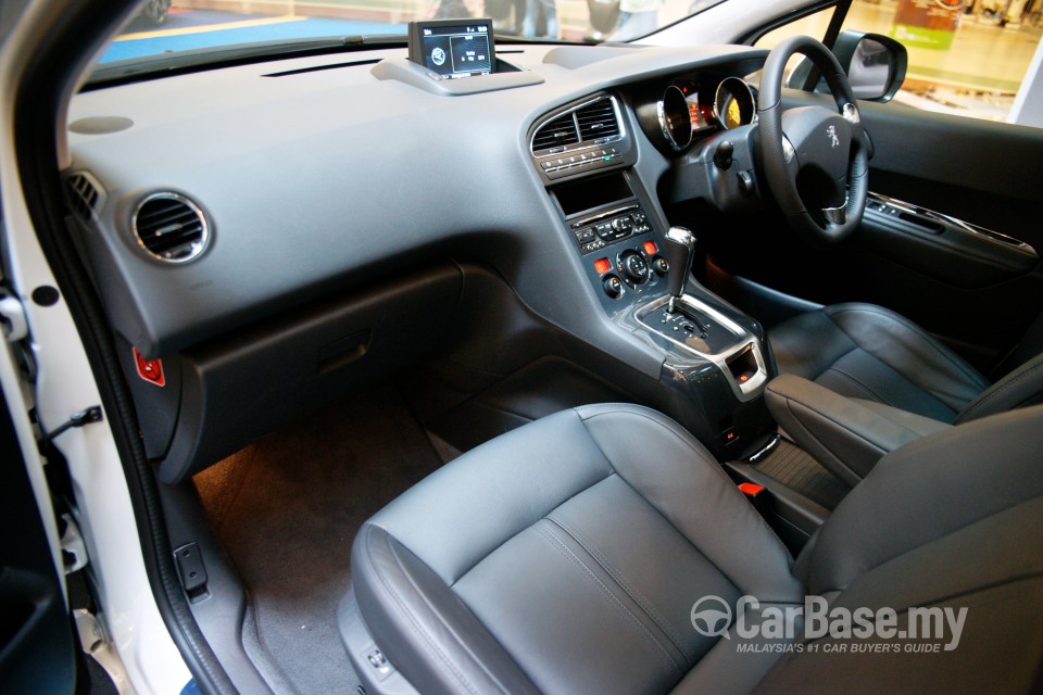 Peugeot 5008 Mk1 Facelift (2014) Interior