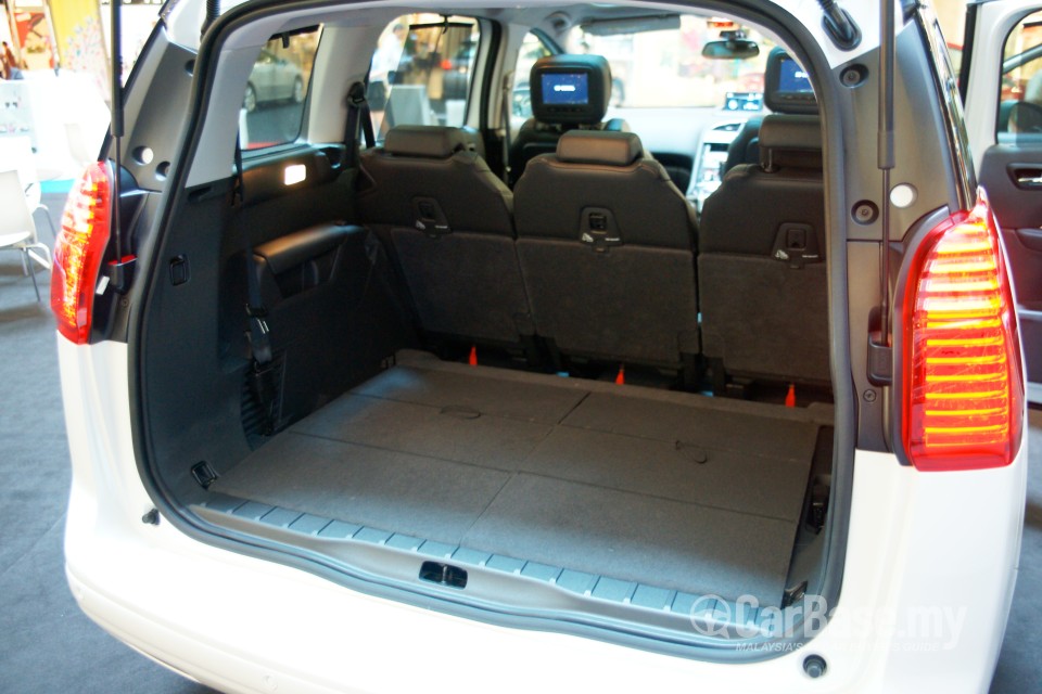 Peugeot 5008 Mk1 Facelift (2014) Interior