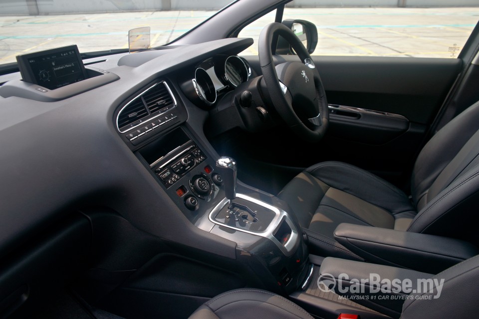 Peugeot 5008 Mk1 Facelift (2014) Interior