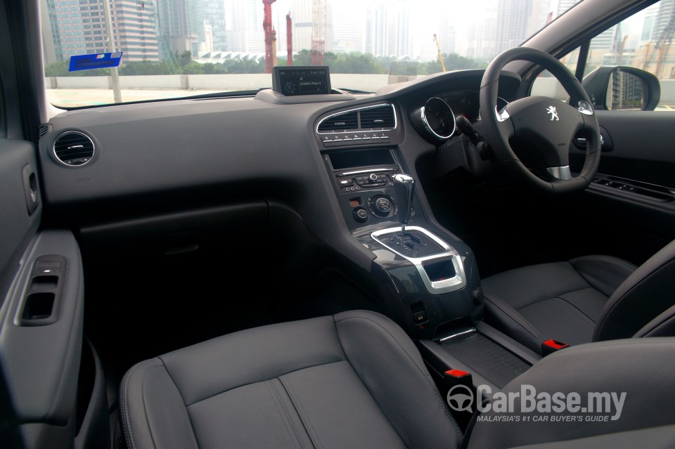 Peugeot 5008 Mk1 Facelift (2014) Interior
