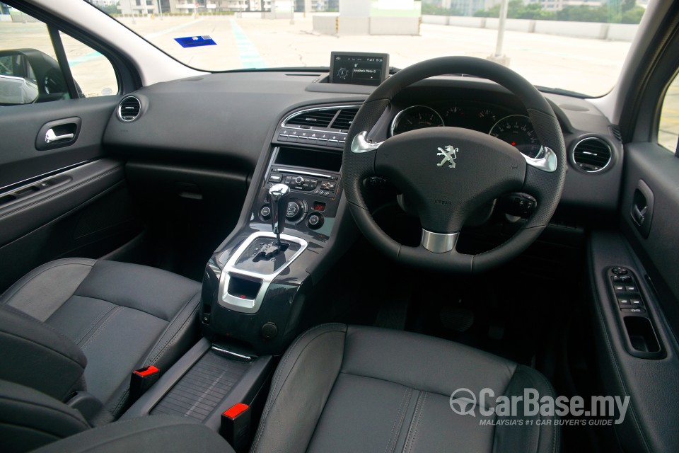 Peugeot 5008 Mk1 Facelift (2014) Interior