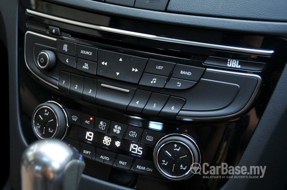 Peugeot 508 SW Mk1 (2012) Interior